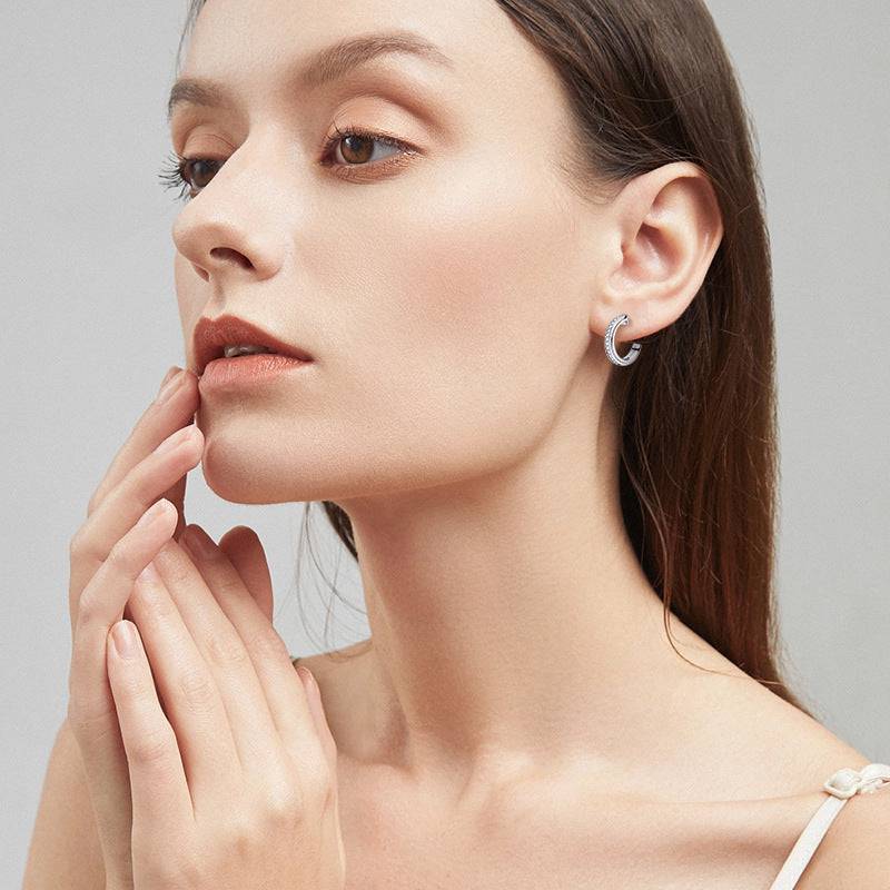 HNJ Jewels Moissanite Classic Round Cut Curved Stud Earrings