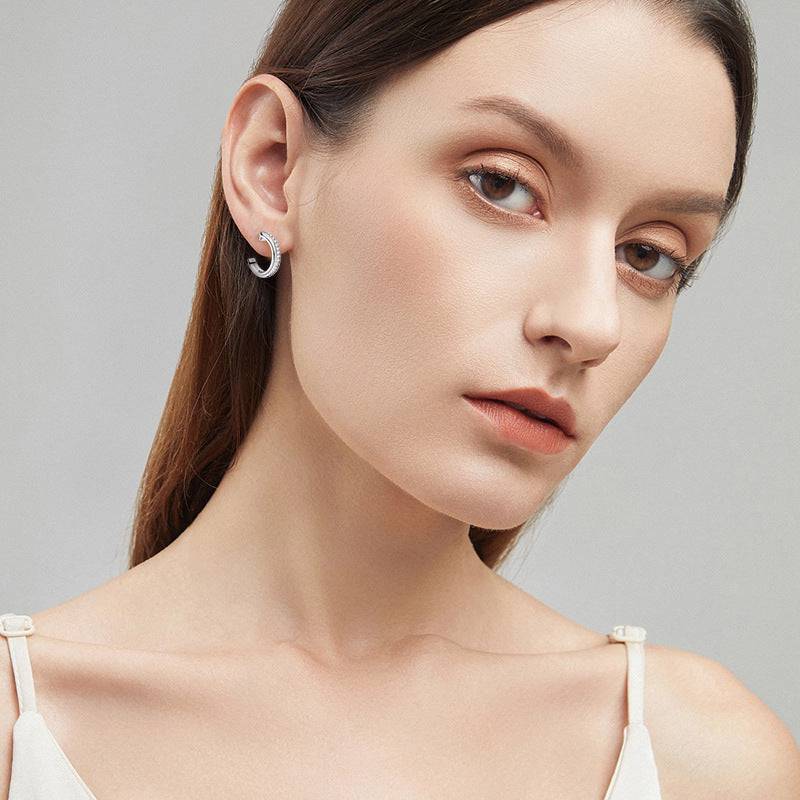 HNJ Jewels Moissanite Classic Round Cut Curved Stud Earrings